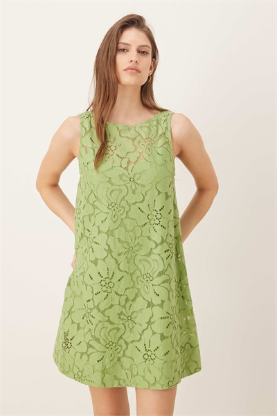 Мини-платье-футляр с кружевом артикул 152594687