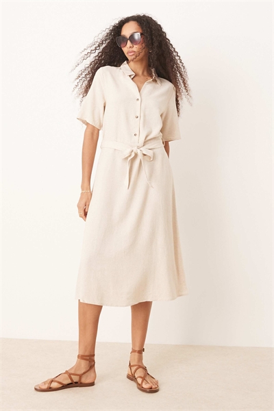 Льняное платье-рубашка средней длины бежевого цвета артикул 139103768
