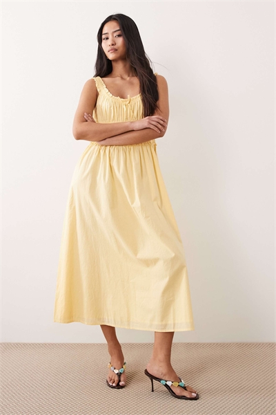 Платье средней длины с рюшами на лифе и оборками, цвет масляно-желтый артикул 153888214