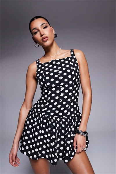 Эксклюзивное мини-платье с высоким квадратным вырезом, застежкой на пуговицах спереди и сборками на юбке артикул 140075351