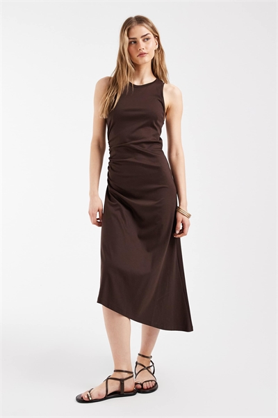 Платье-футляр без рукавов из трикотажа с затягиванием на талии, темно-коричневого цвета артикул 155223585
