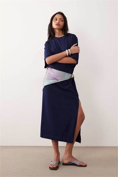 Платье-футляр из трикотажа с рукавами-крыльями, темно-синее артикул 152901851