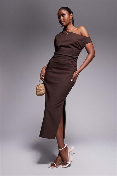 Эксклюзивное платье-миди с открытыми плечами и скрученными деталями, шоколадно-коричневого цвета, с эффектом льняной ткани артикул 140700591