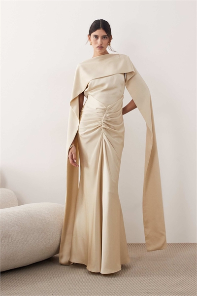 Макси-платье из атласа с плиссировкой на талии, высоким воротником и драпировкой на спине артикул 152631167