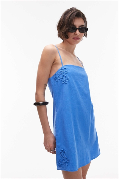 Мини-платье с квадратным вырезом, бретелями-тоненькими лямками и аппликацией в виде цветка из смесовой ткани артикул 139761169