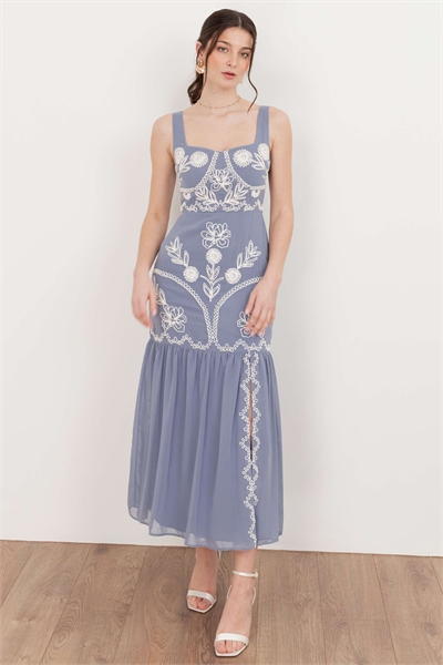 Платье средней длины на бретелях с вышивкой артикул 156164993