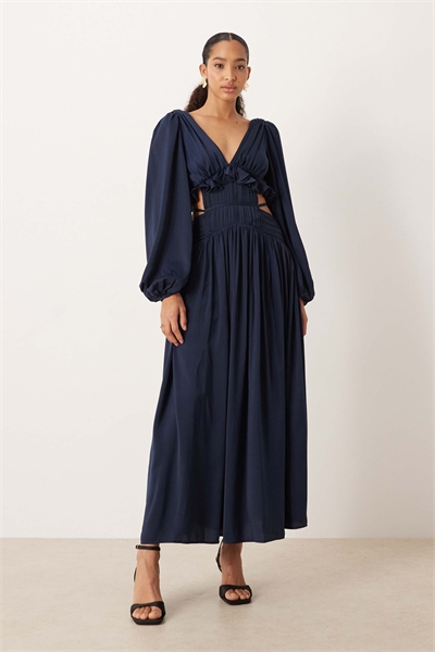 Атласное платье средней длины с вырезом на шее артикул 150235157