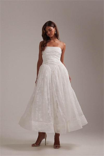 Свадебное платье макси с рюшами на груди и полной кружевной юбкой цвета слоновой кости артикул 152197681