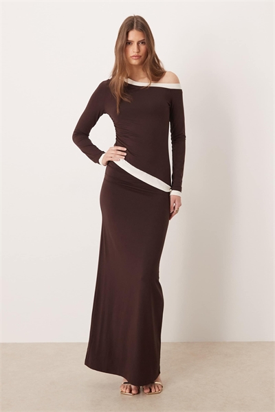 Двухслойное макси-платье с асимметричным кроем и изящными деталями артикул 154263857