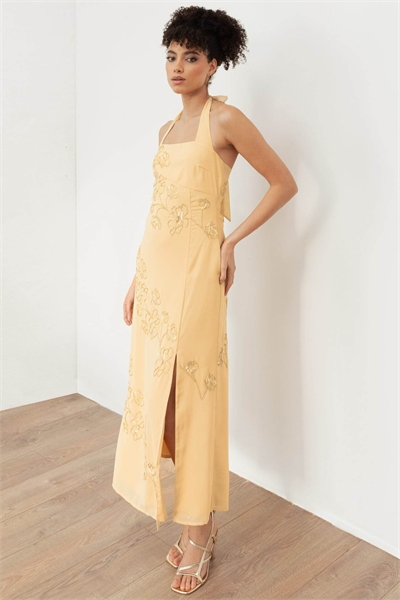 Платье средней длины с цветочным принтом и завязками на шее артикул 154610279