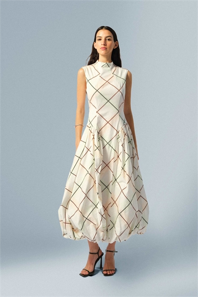 Платье-миди без рукавов с балонным подолом и мягким клетчатым принтом артикул 155169040