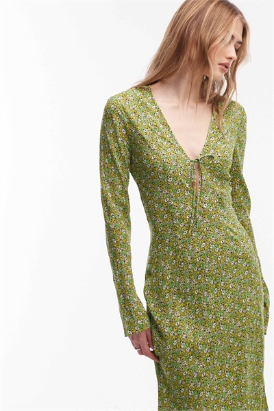 Платье с V-образным вырезом и косым кроем, с рукавами-воланами, с мелким цветочным принтом зеленого цвета артикул 155057510