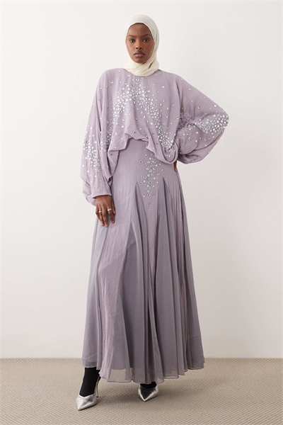 Макси-платье с блузочным лифом, украшенным рукавами-крылышками и баской по подолу, лилового цвета артикул 152152877