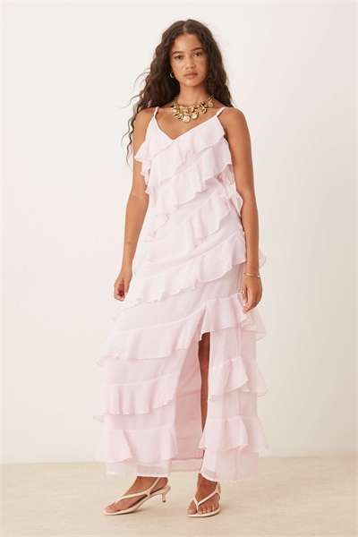 Асимметричное макси-платье с оборками и боковым разрезом светло-розового цвета артикул 147439922