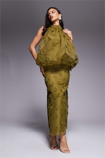 Макси-платье с высоким воротником из органзы на бретелях артикул 150368022