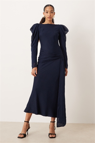 Макси-платье с драпированными плечами артикул 150499029