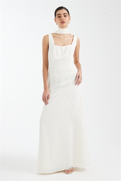 Макси-платье для подружки невесты из крепа с квадратным вырезом и шарфом на шее артикул 151263137