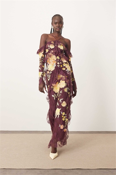 Макси-платье с вышитым кружевом, открытыми плечами и оборками артикул 138339620