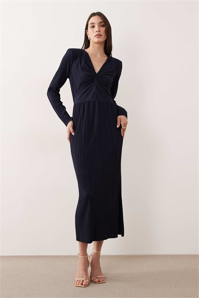Макси-платье с длинными рукавами, закрученным вырезом и плиссировкой артикул 153748927