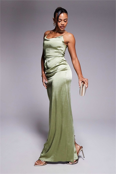 Макси-платье из атласа на бретелях с разрезом артикул 147067278