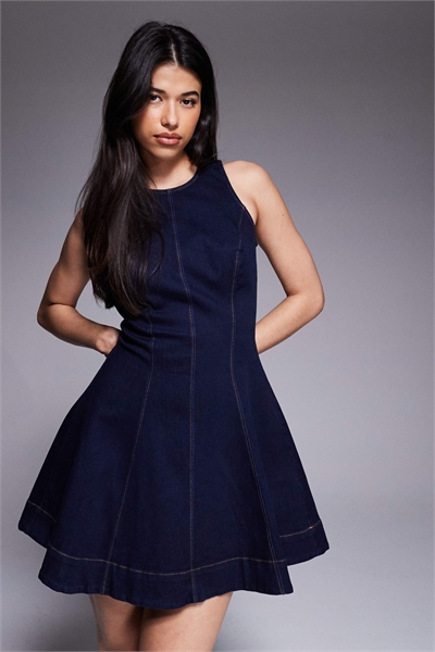 Мини-платье из денима от Palmer с воротником-«рейсер», акцентом на шве и расклешенной юбкой артикул 151182099