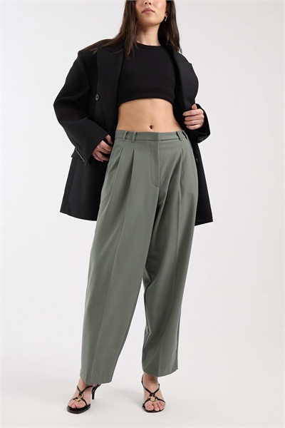 Брюки свободного кроя с зауженными штанинами и фактурной отделкой артикул 153566351