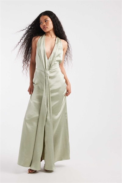 Макси-платье для подружки невесты из атласа с глубоким вырезом, завязками за шеей и кисточками артикул 153113527