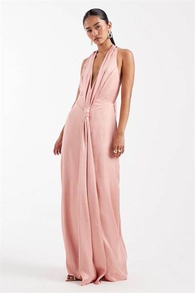 Макси-платье для подружки невесты из атласа с глубоким вырезом, завязками за шеей и кисточками артикул 153113236