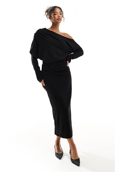 Свободное платье средней длины с заниженными плечами черного цвета артикул 134783551