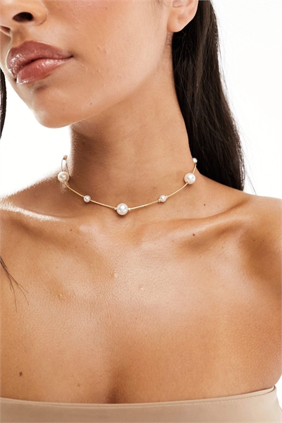 Короткое колье с искусственными жемчужинами разного размера артикул 137242307