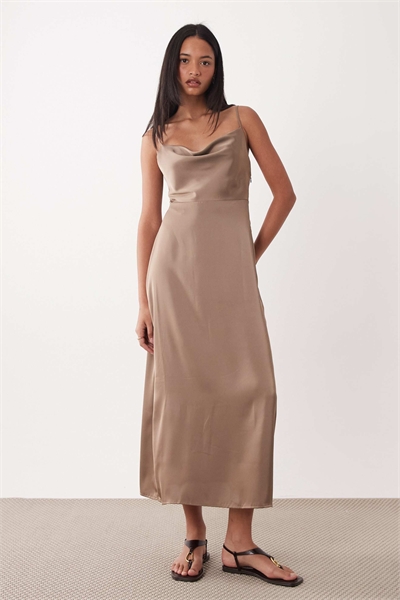 Макси-платье с атласным капюшоном и бретелями артикул 135700120