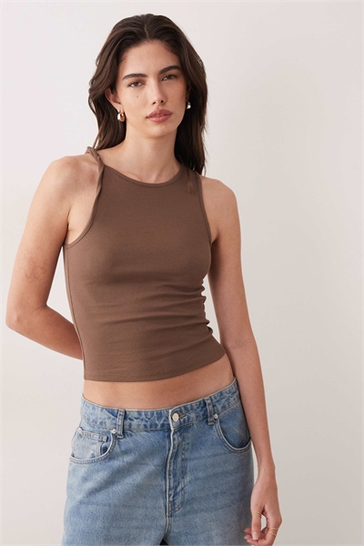 Топ с вырезом «лодочка» и закрученным элементом артикул 152011999