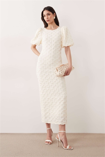 Макси-платье с объемными рукавами и текстурной поверхностью, белого цвета «гардения» артикул 153668004