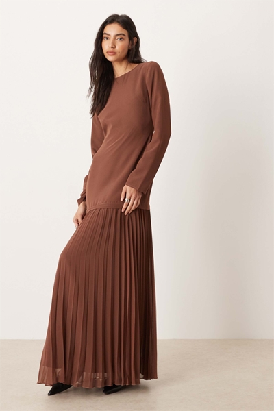 Платье-макси с длинными рукавами и плиссированной юбкой артикул 150148572