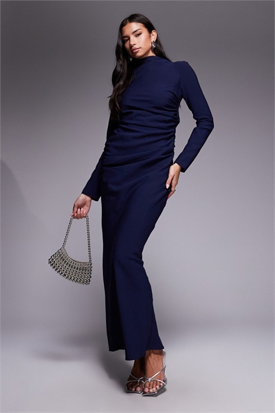 Макси-платье с высоким воротником и рюшами по бокам артикул 153151764