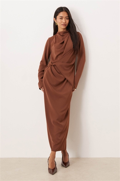 Макси-платье с высоким воротником и драпировкой артикул 152351339