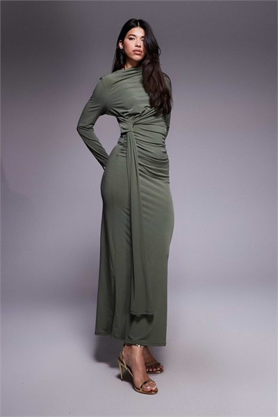 Макси-платье с высоким воротником и элементами в виде пружинистых ремешков артикул 152802393