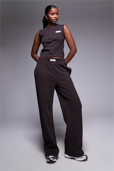 Джоггеры с широкими брючинами, с логотипом на поясе и высоким содержанием хлопка co-ord артикул 147996487