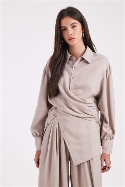 Комплект из рубашки с перехлестом и затянутой талией артикул 151300628