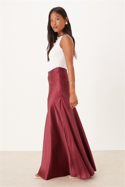 ASOS DESIGN Макси-юбка из атласа с драпировкой, модель Petite артикул 146838515