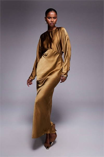 Атласное макси-платье с рукавами-крылышками оливкового цвета артикул 152153024