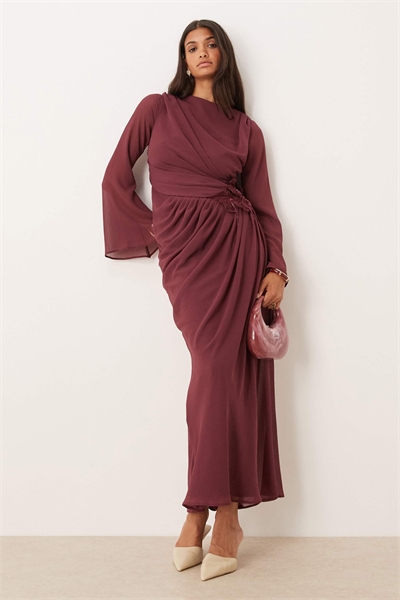 Шифоновое макси-платье с 3D-вышивкой в виде цветка на бедрах, ягодного цвета артикул 147826460