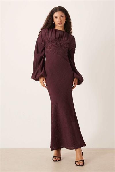 Макси-платье с круглым вырезом, объёмными рукавами и кружевной отделкой на груди артикул 148481553