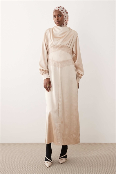 Атласное макси-платье с высоким воротником и кружевными вставками артикул 154138623