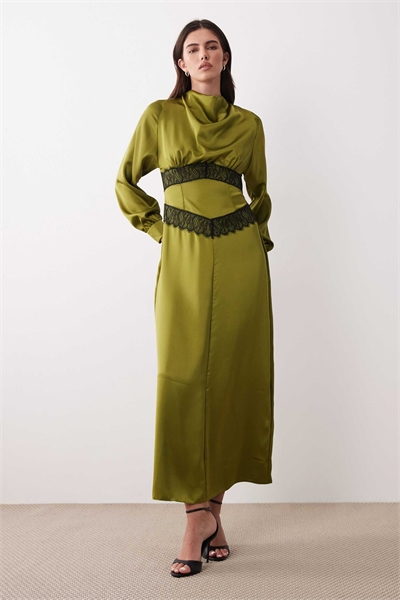 Атласное макси-платье с высоким воротником и кружевными вставками артикул 154138612