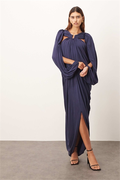 Длинное платье-драпировка с рукавами-фонариками и металлическими деталями, темно-синего цвета артикул 143376942