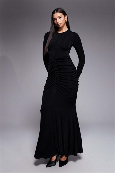 Макси-платье с высоким воротником и рюшами на лифе артикул 153577481