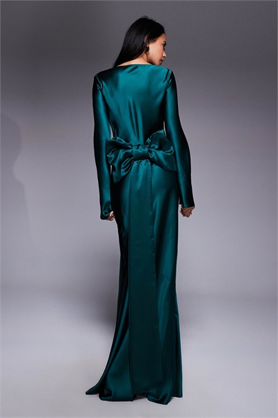 Атласное макси-платье с объемным бантом на спине артикул 150481388