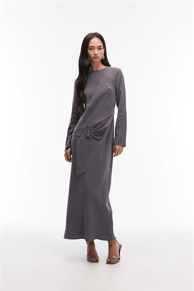 Макси-платье с V-образным вырезом, заниженной талией и поясом артикул 152465482