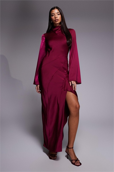 Макси-платье с атласными швами и оборками артикул 152560955